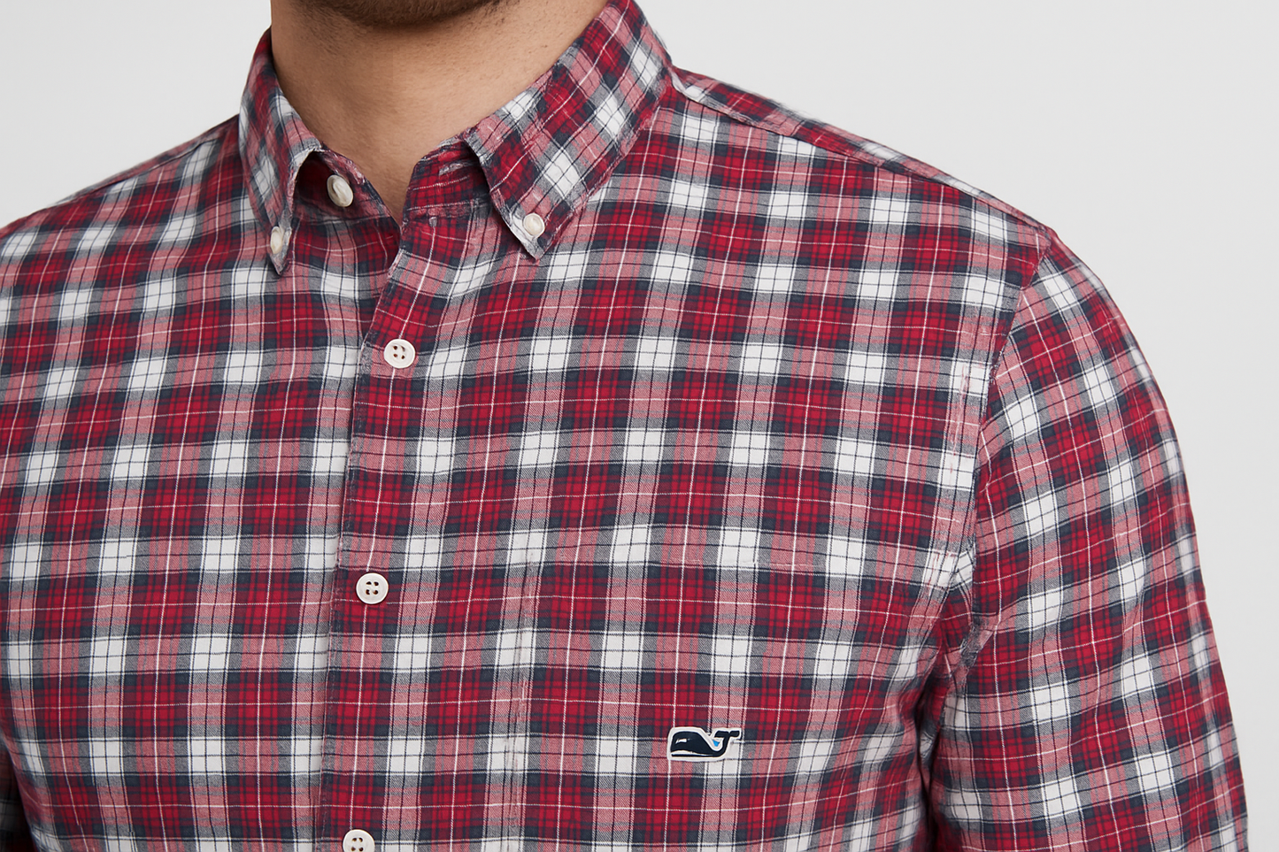 Primer plano patrón tartan y logo Vineyard Vines