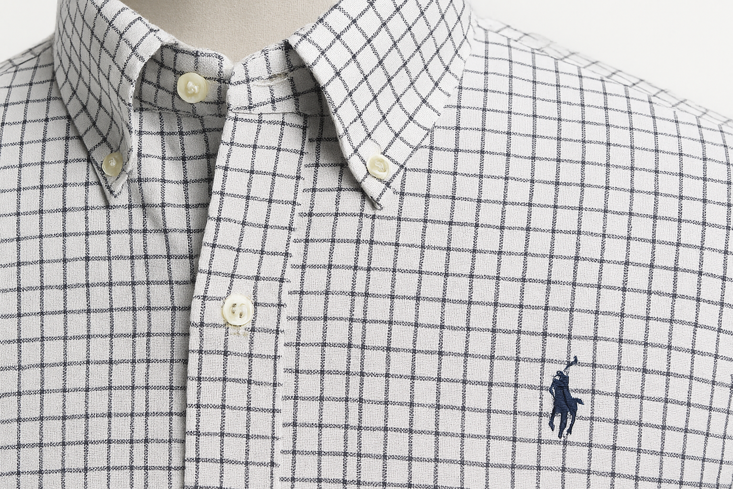 Product Shot 3 - Detalle del collar y logo