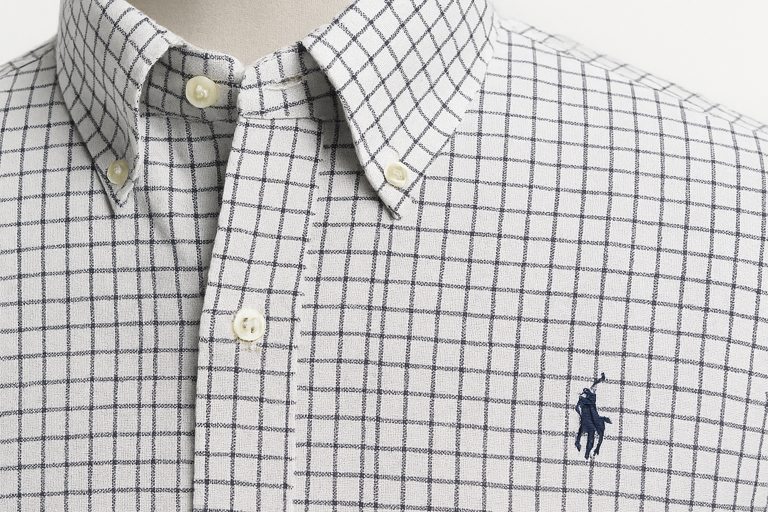 Product Shot 3 - Detalle del collar y logo