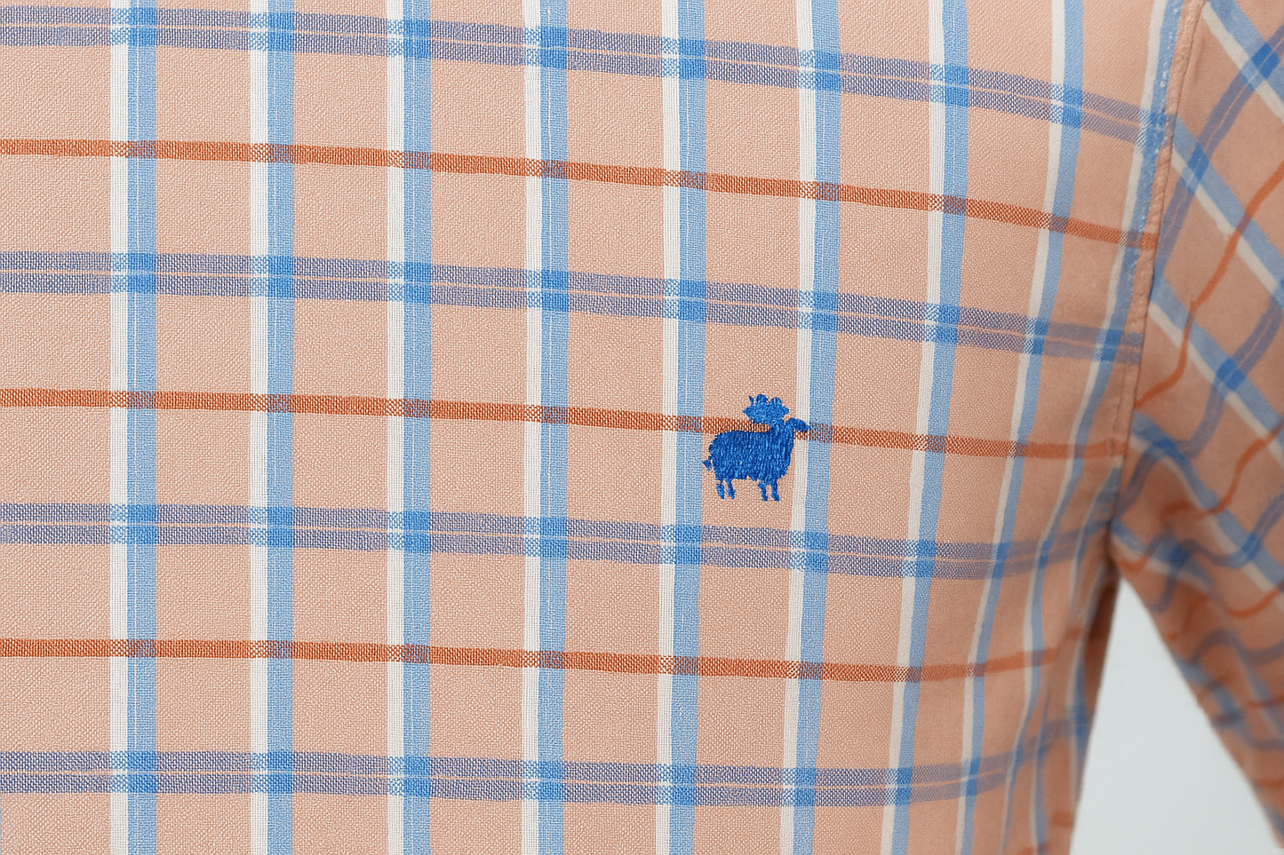 Product Shot 3 - Detalle del logo azul