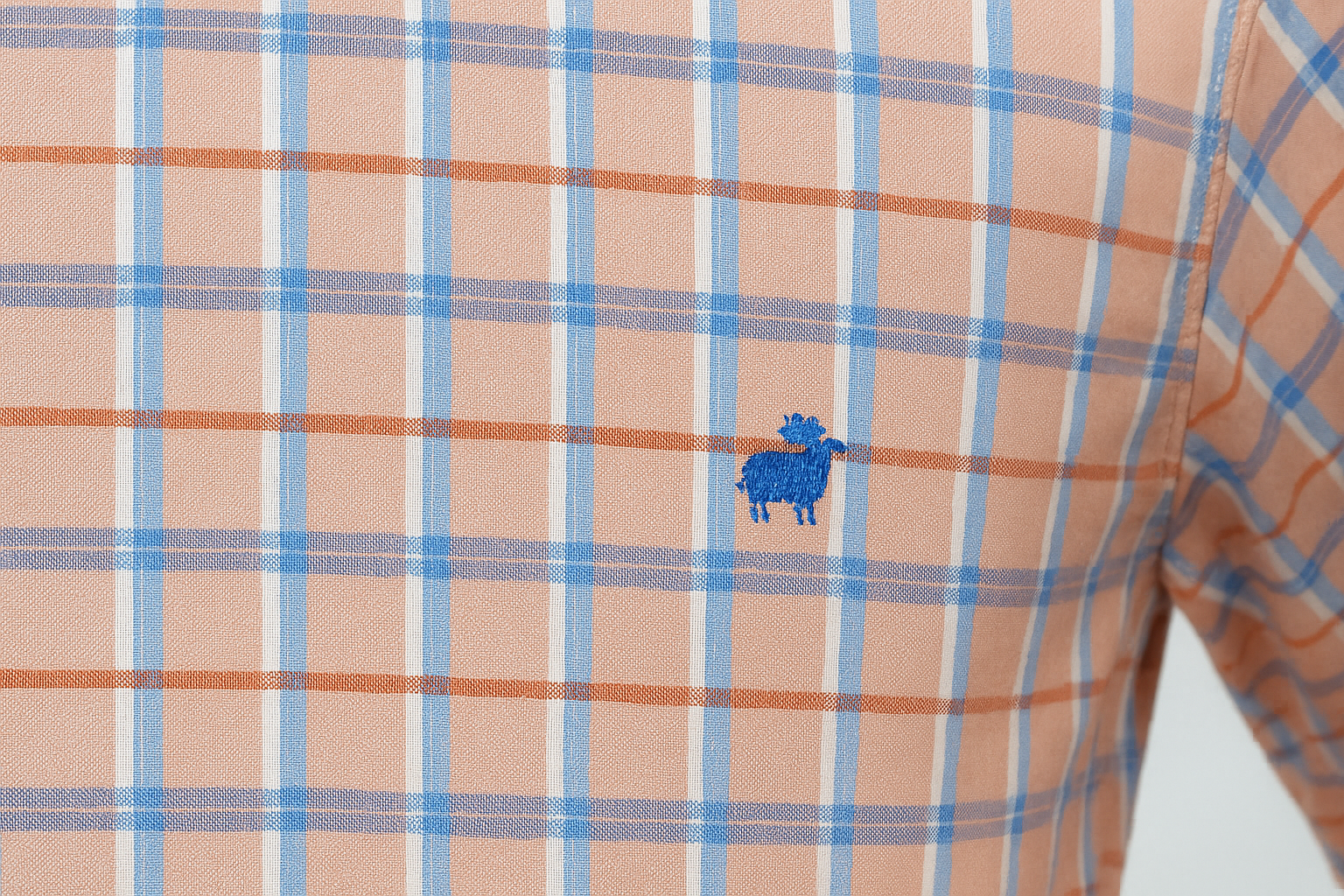 Product Shot 3 - Detalle del logo azul