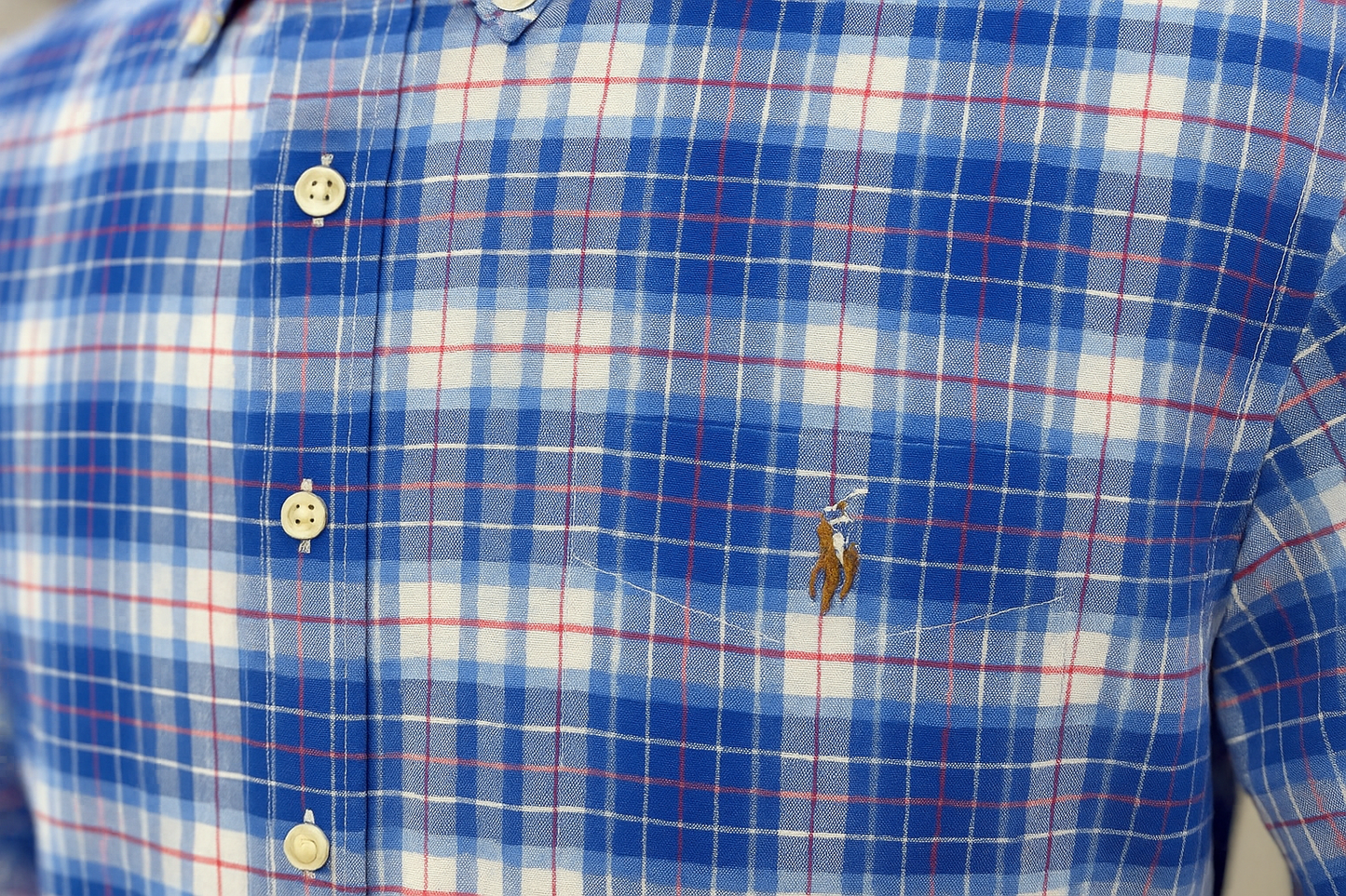 Product Shot 3 - Detalle del logo dorado