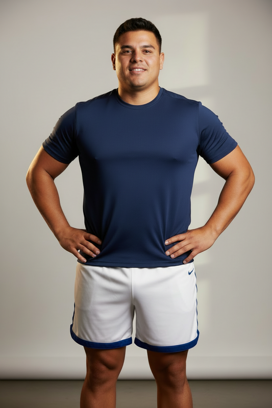 Short blanco Nike - Modelo corpulento pose casual