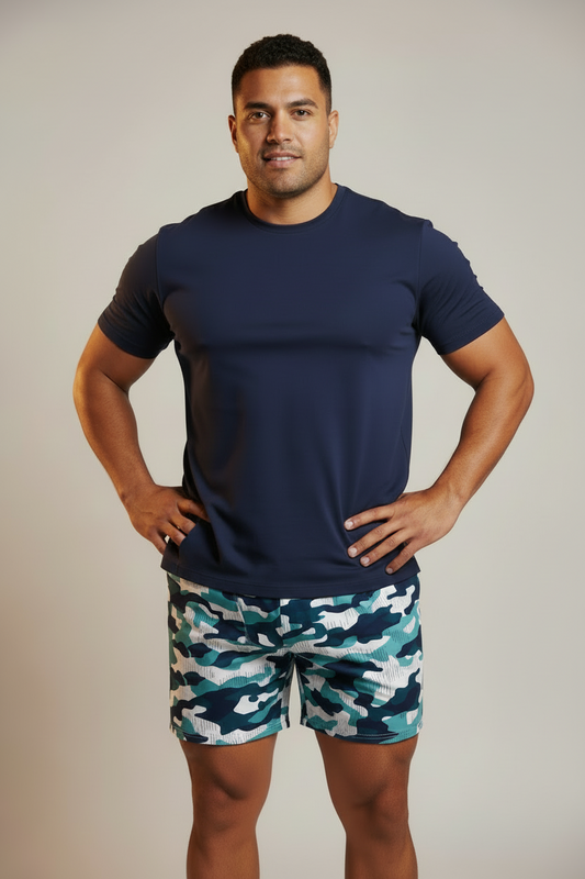 Short camuflaje - Modelo corpulento pose casual