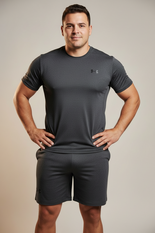 Short gris Under Armour - Modelo corpulento pose casual