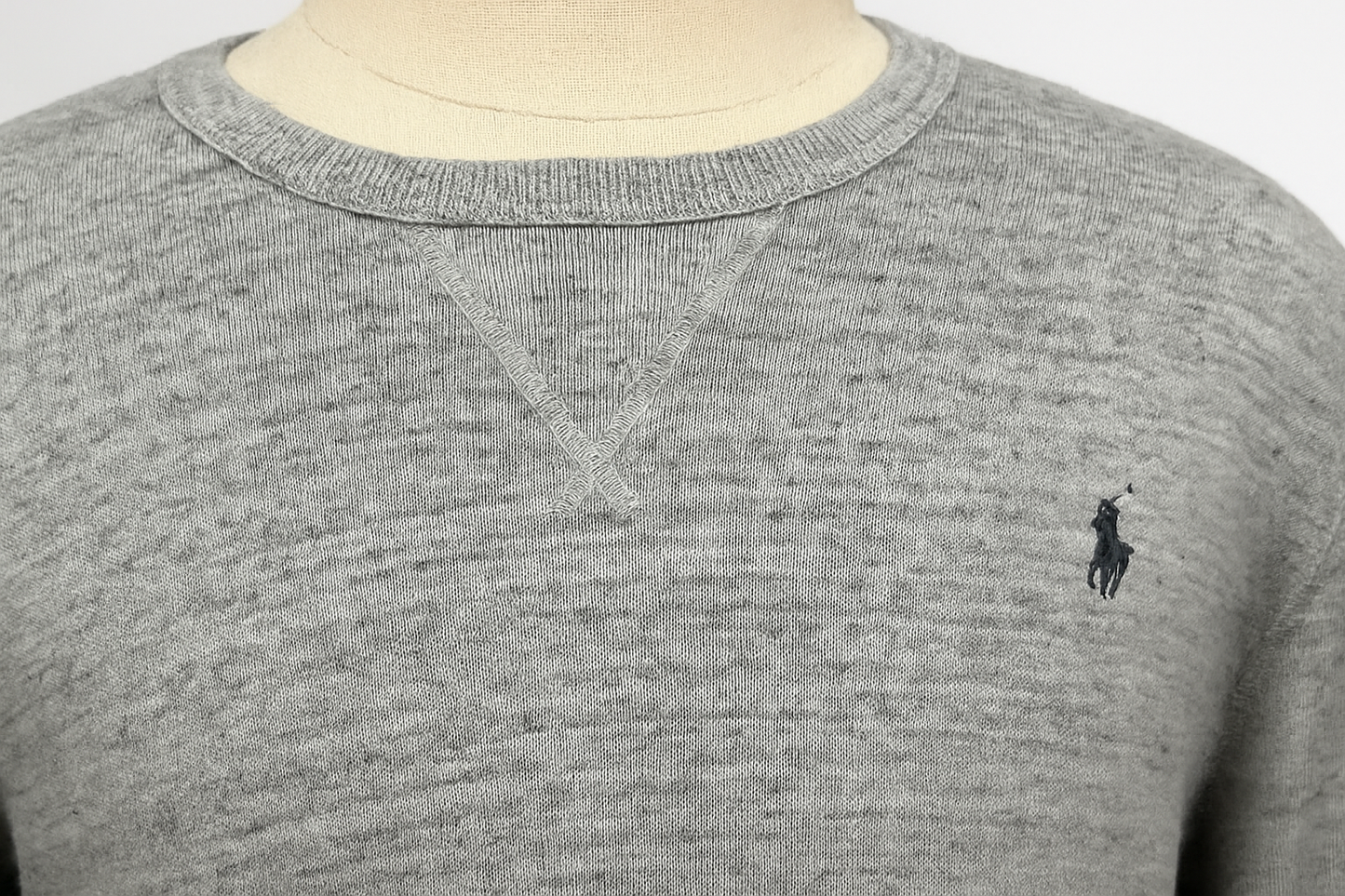 Suéter Polo Ralph Lauren gris - Detalle del cuello y logo