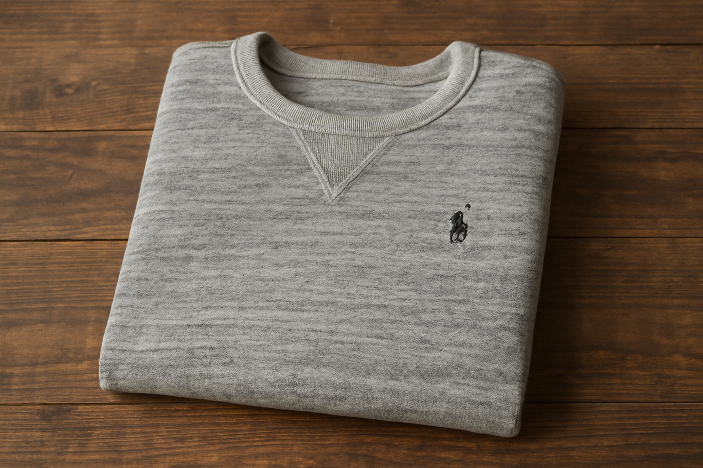 Suéter Polo Ralph Lauren gris - Doblado en superficie de madera