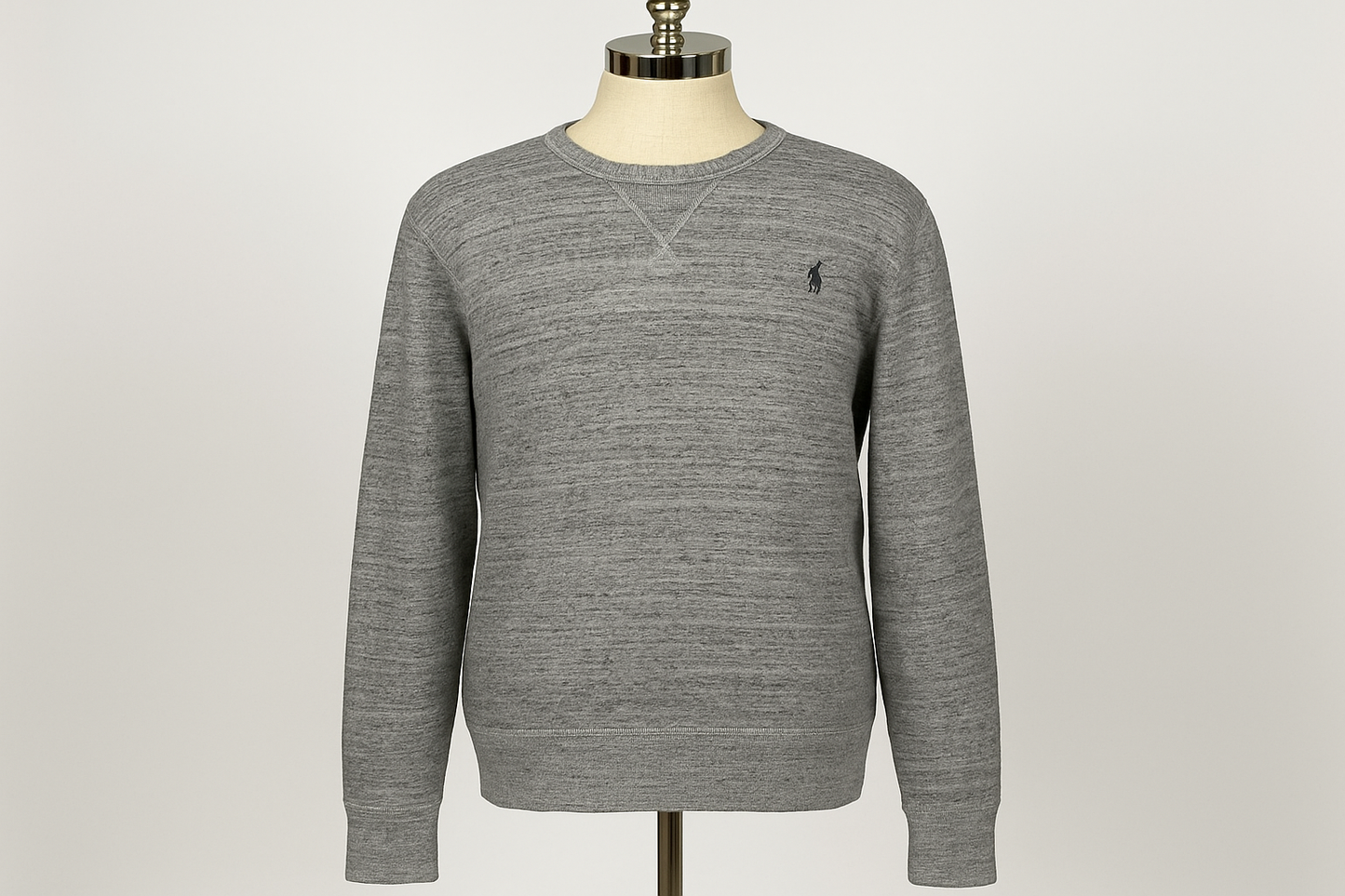 Suéter Polo Ralph Lauren gris - En maniquí mostrando el ajuste