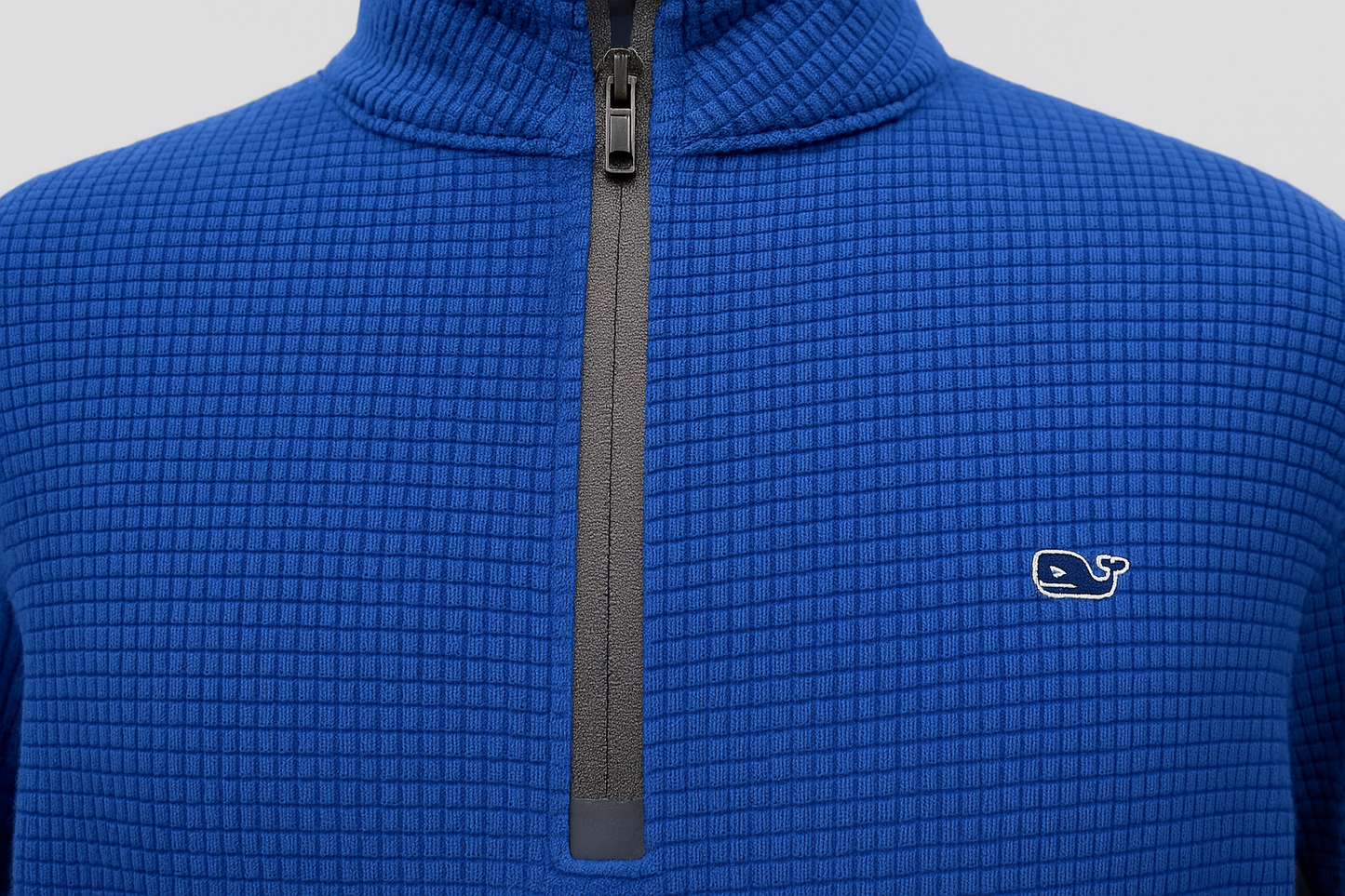 Suéter Vineyard Vines azul waffle - Detalle del cierre y logo
