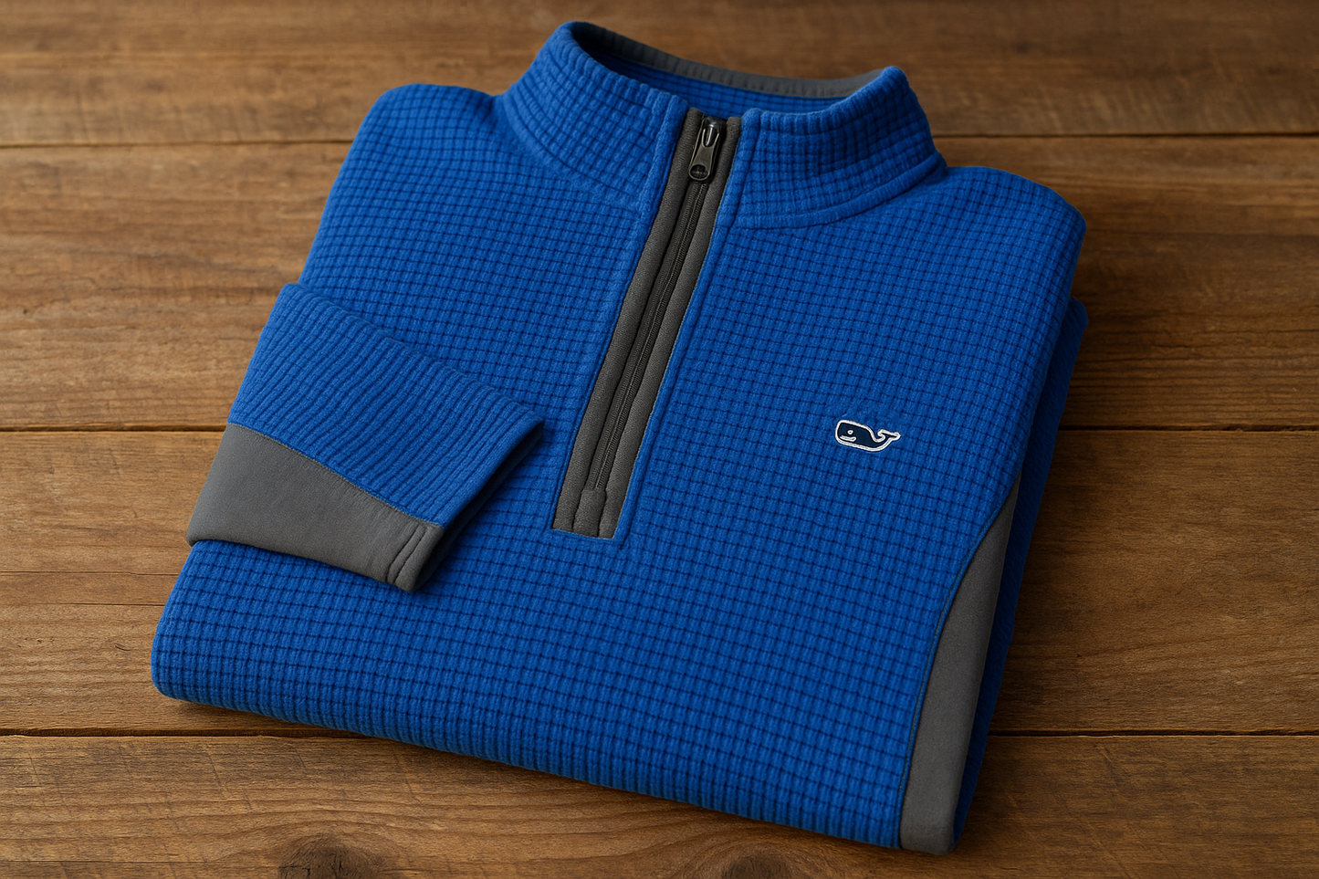 Suéter Vineyard Vines azul waffle - Doblado en superficie de madera