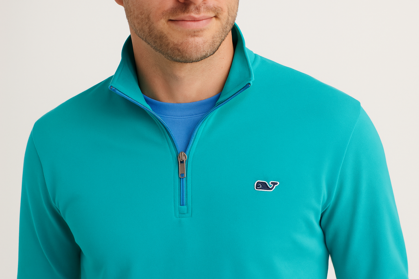 Suéter Vineyard Vines color #06a19a con logo muy pequeño e interior celeste siendo usado por un modelo