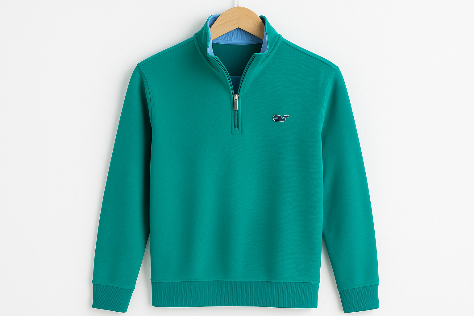 Suéter Vineyard Vines color #06a19a con logo pequeño e interior celeste colgado en percha