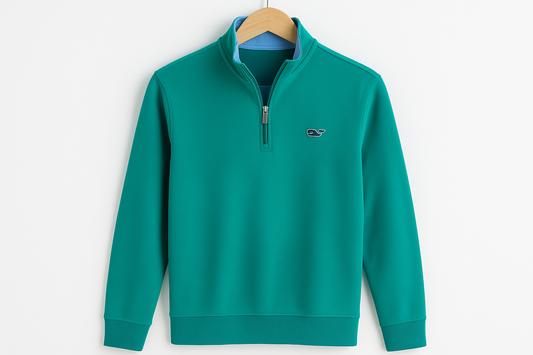 Suéter Vineyard Vines color #06a19a con logo pequeño e interior celeste colgado en percha