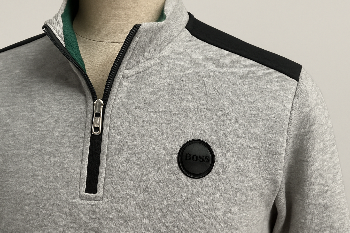 Sudadera gris con detalles negros - Detalle del cuello y trim
