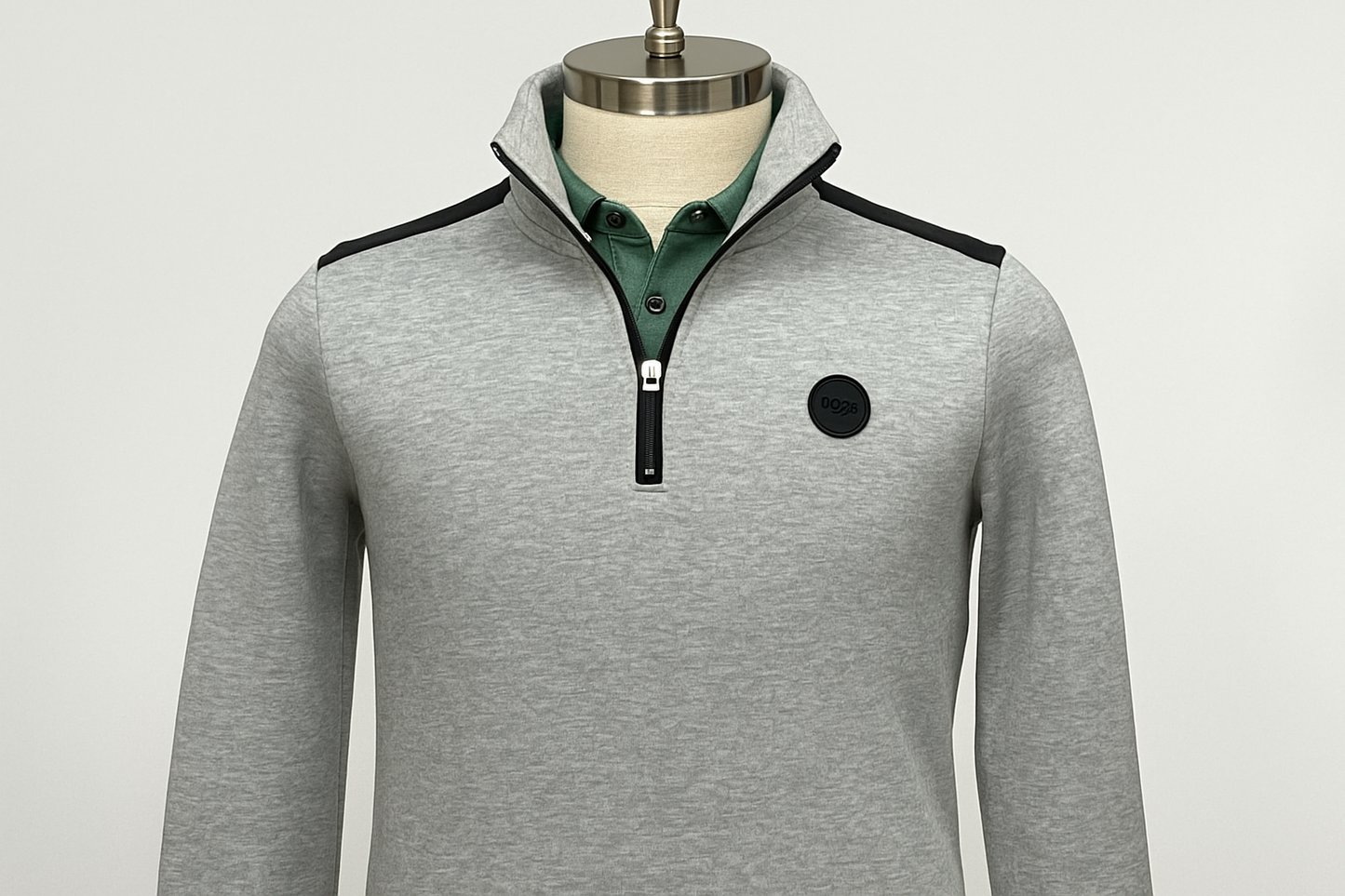 Sudadera gris con detalles negros - En maniquí mostrando el ajuste
