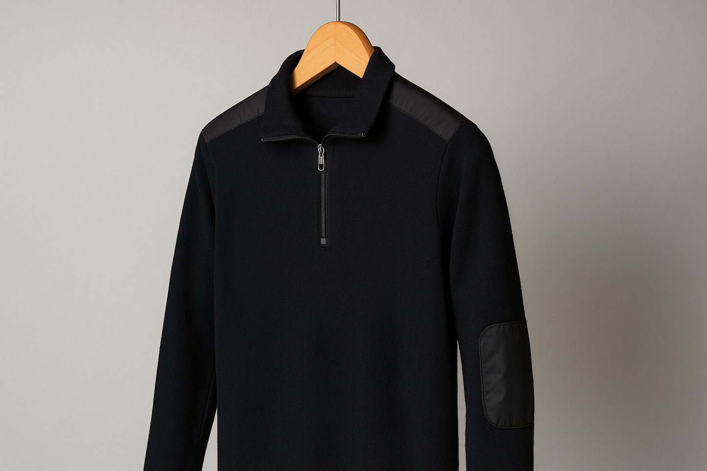 Sudadera negra con detalles nylon - Colgada en percha