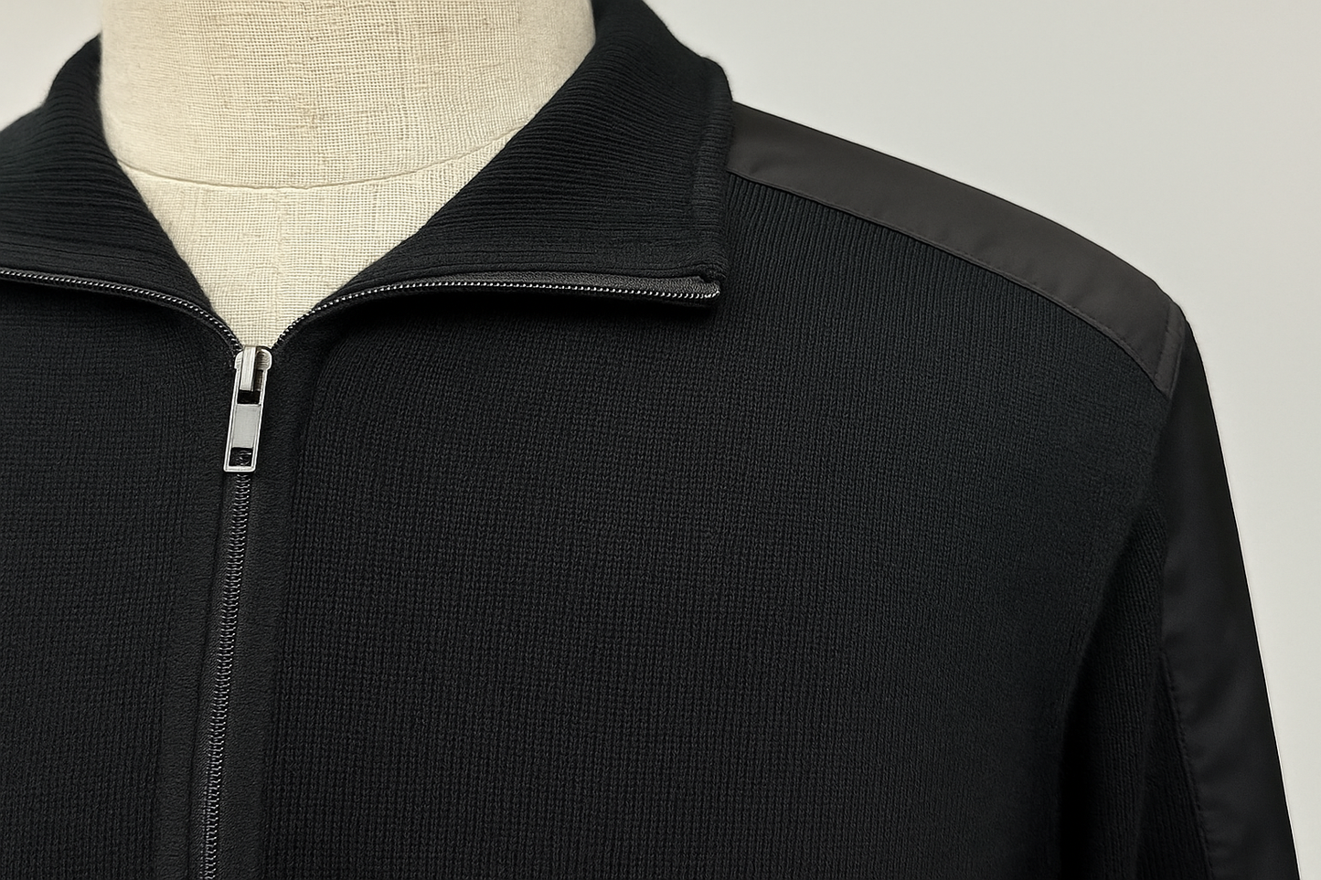 Sudadera negra con detalles nylon - Detalle del cierre y parches