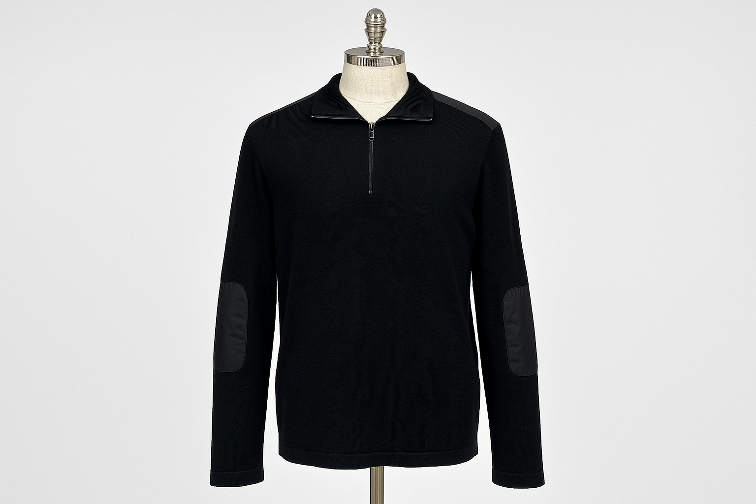 Sudadera negra con detalles nylon - En maniquí mostrando el ajuste