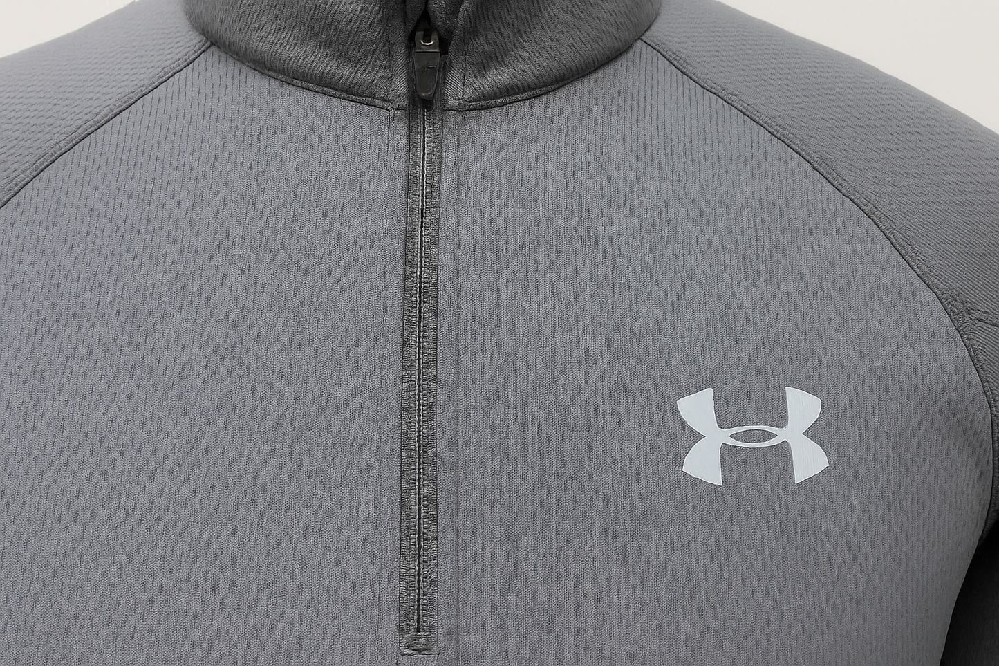 Sudadera Under Armour gris - Detalle del cierre y logo