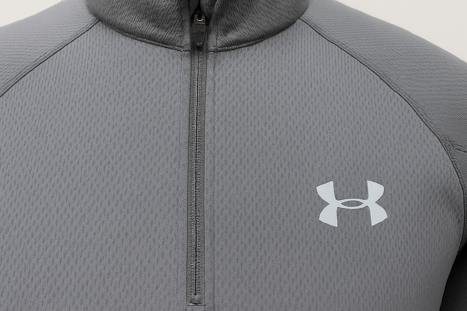 Sudadera Under Armour gris - Detalle del cierre y logo