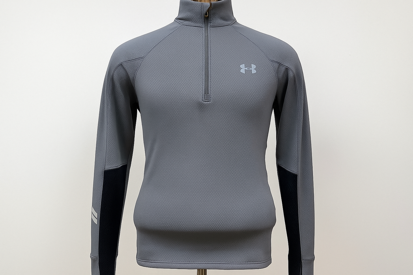 Sudadera Under Armour gris - En maniquí mostrando el ajuste