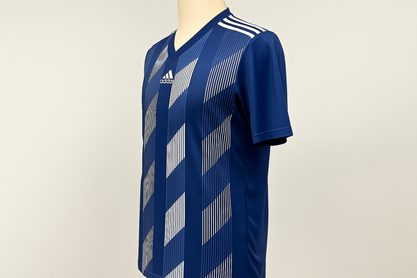 Vista de perfil - Jersey Adidas azul con rayas