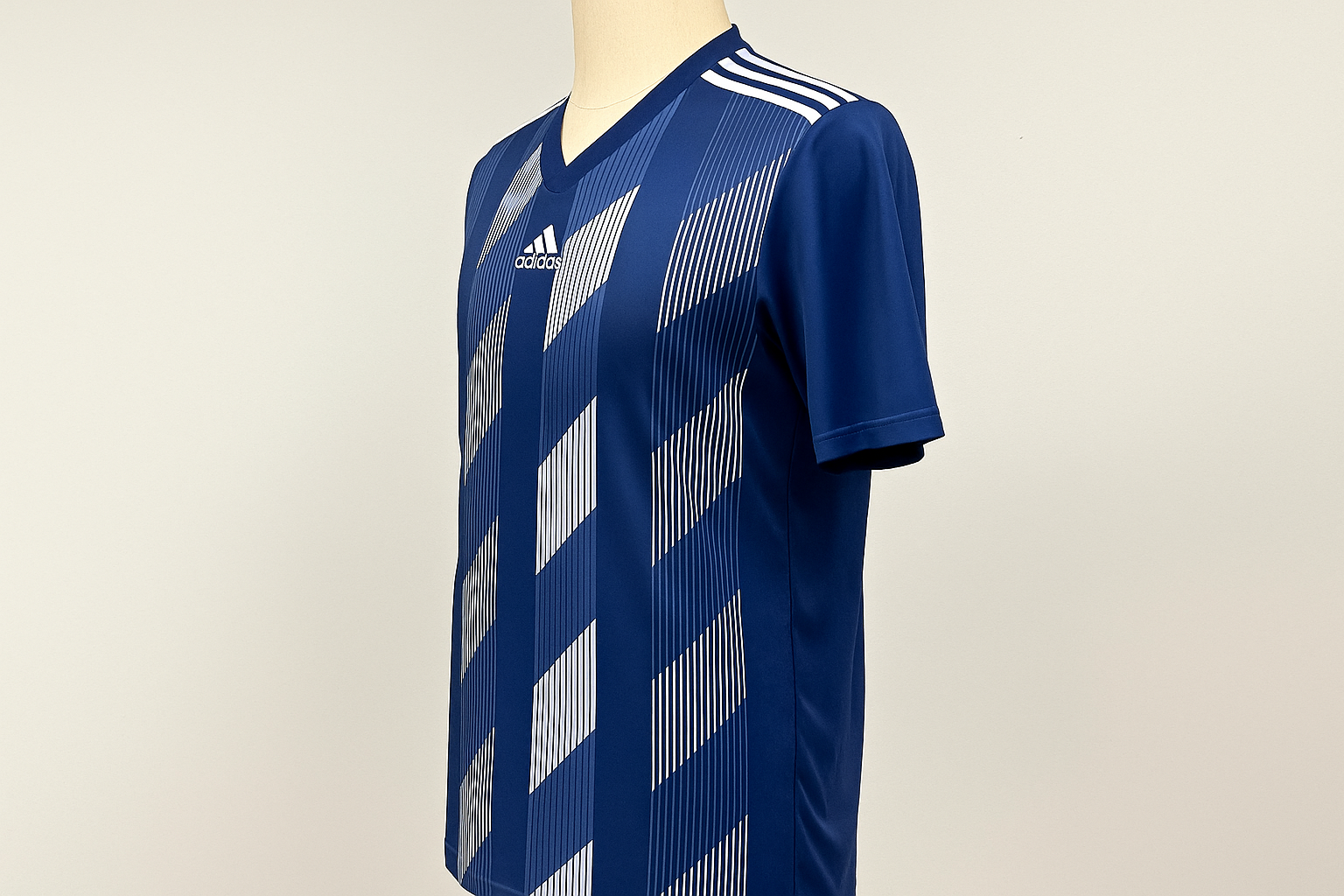 Vista de perfil - Jersey Adidas azul con rayas