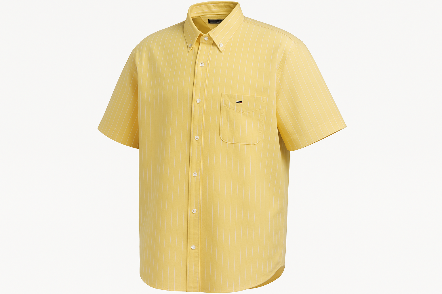 Vista de tres cuartos frontal de la camisa Tommy Hilfiger
