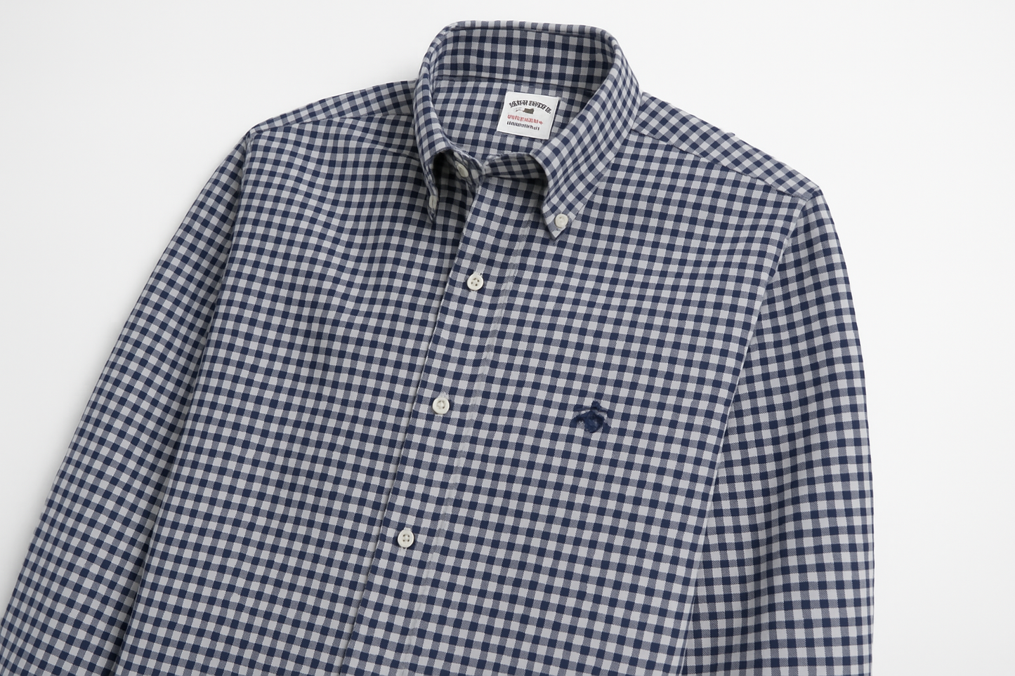 Vista en ángulo 3/4 de la camisa Brooks Brothers con patrón gingham y logo pequeño de oveja