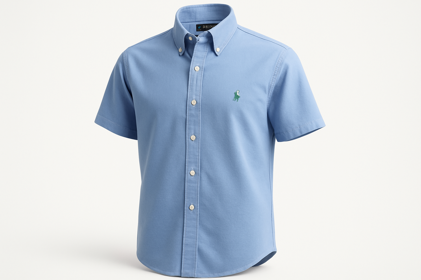 Vista en ángulo 3/4 de la camisa Polo Ralph Lauren celeste con logo verde