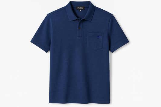 Vista frontal con logo MK en esquina del bolsillo