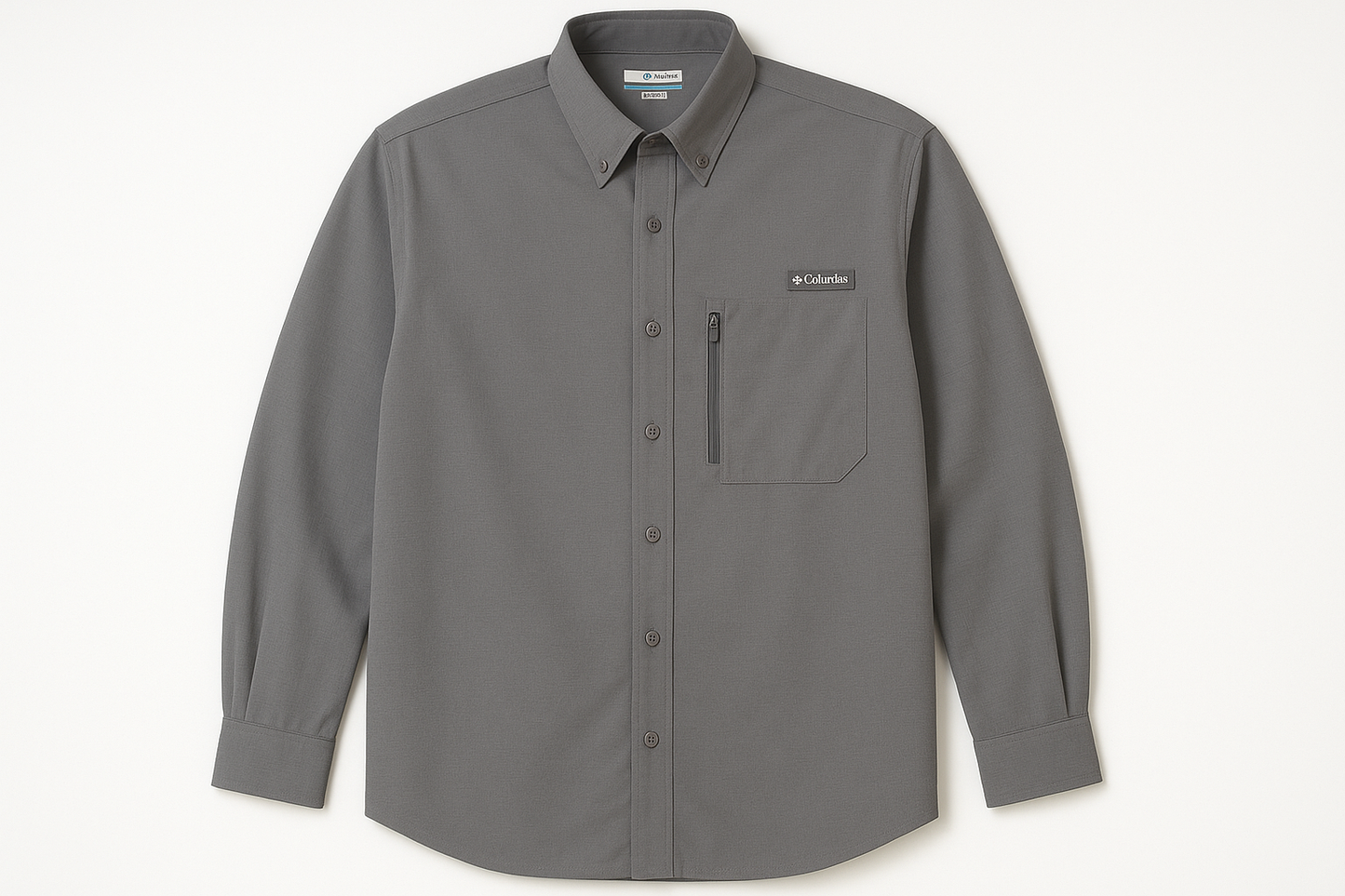 Vista frontal de la camisa Columbia con logo pequeño en etiqueta rectangular