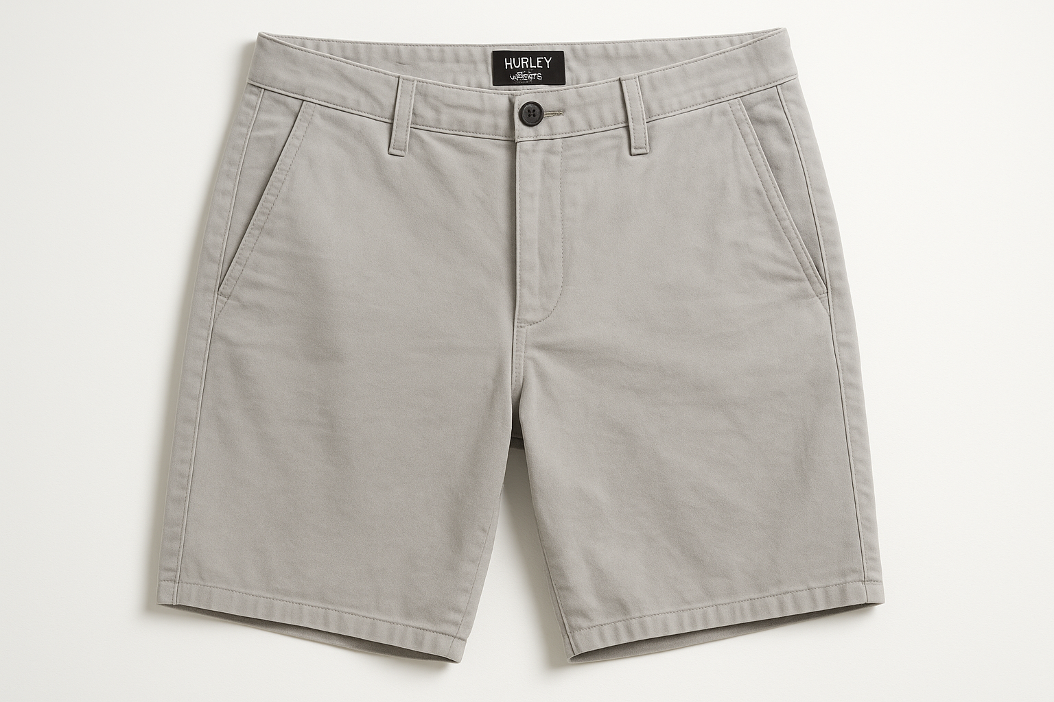 Vista frontal short gris muy claro con botón negro