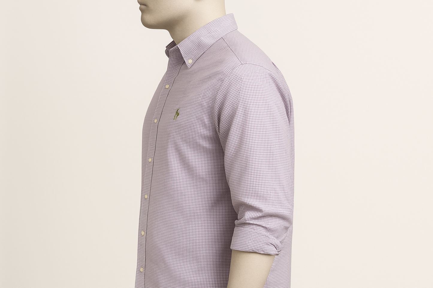 Vista lateral de Camisa Polo Ralph Lauren con patrón de cuadros gingham muy finos en color #b9b2c2 y blanco en maniquí