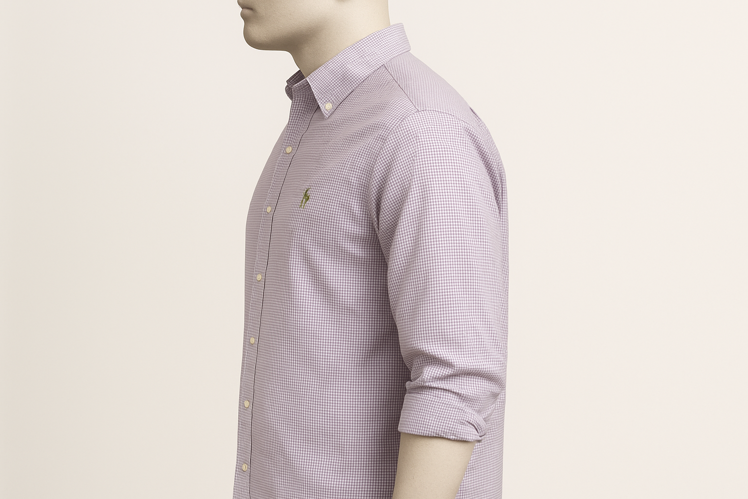 Vista lateral de Camisa Polo Ralph Lauren con patrón de cuadros gingham muy finos en color #b9b2c2 y blanco en maniquí