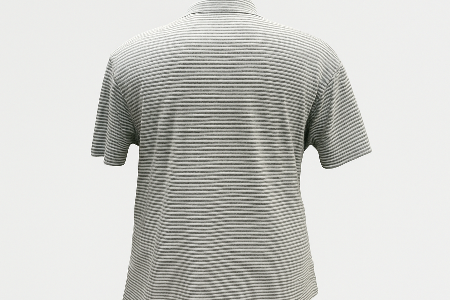 Vista trasera en maniquí invisible