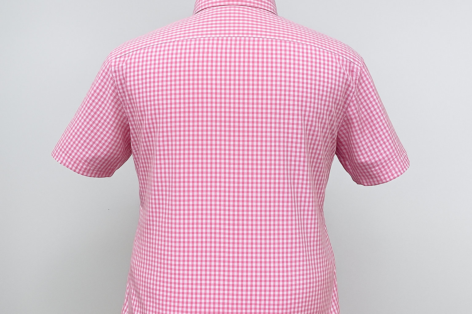 Vista trasera en maniquí invisible