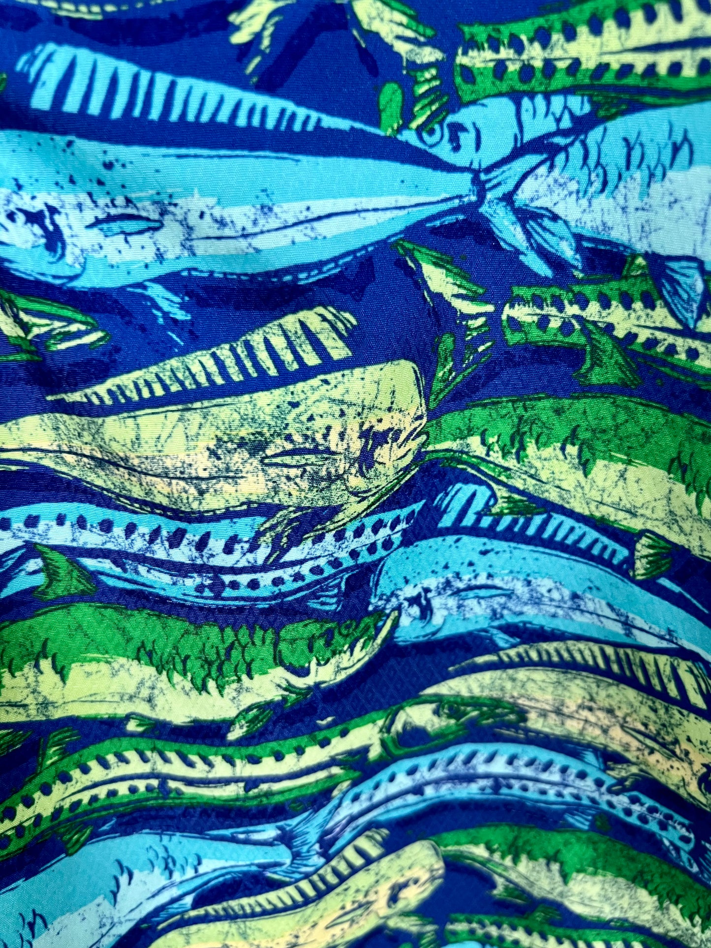 Boardshort de baño en color azul y diseño de peces en verde y aqua Vineyard Vines talla 32