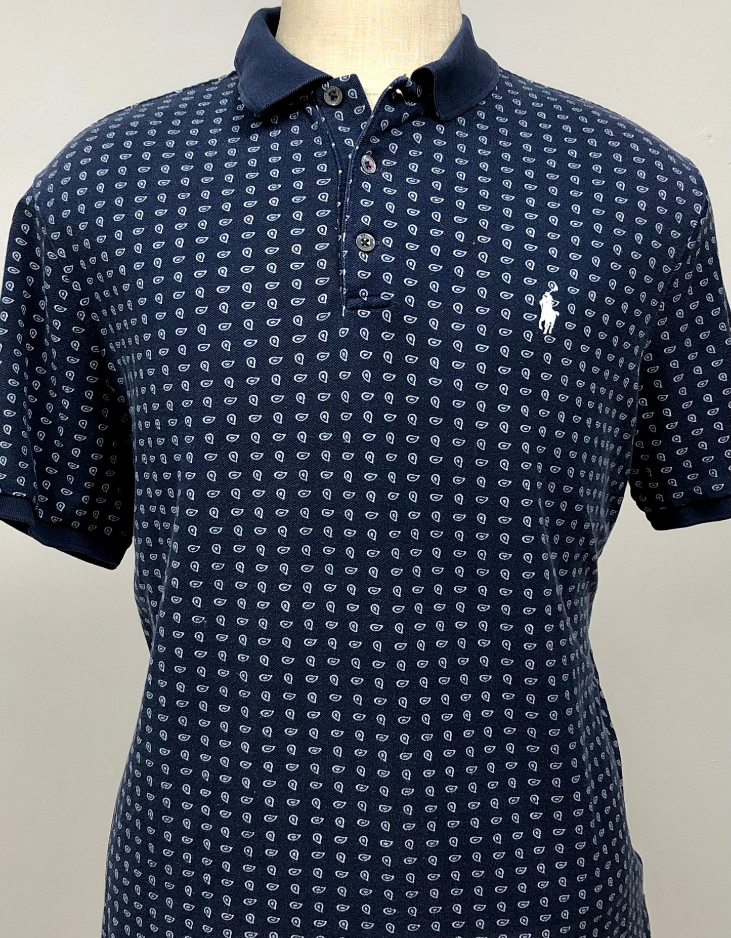 Camiseta Polo Ralph Lauren 🏇🏼 Color azul navy con diseño circular en color blanco Talla L Entalle Clasico