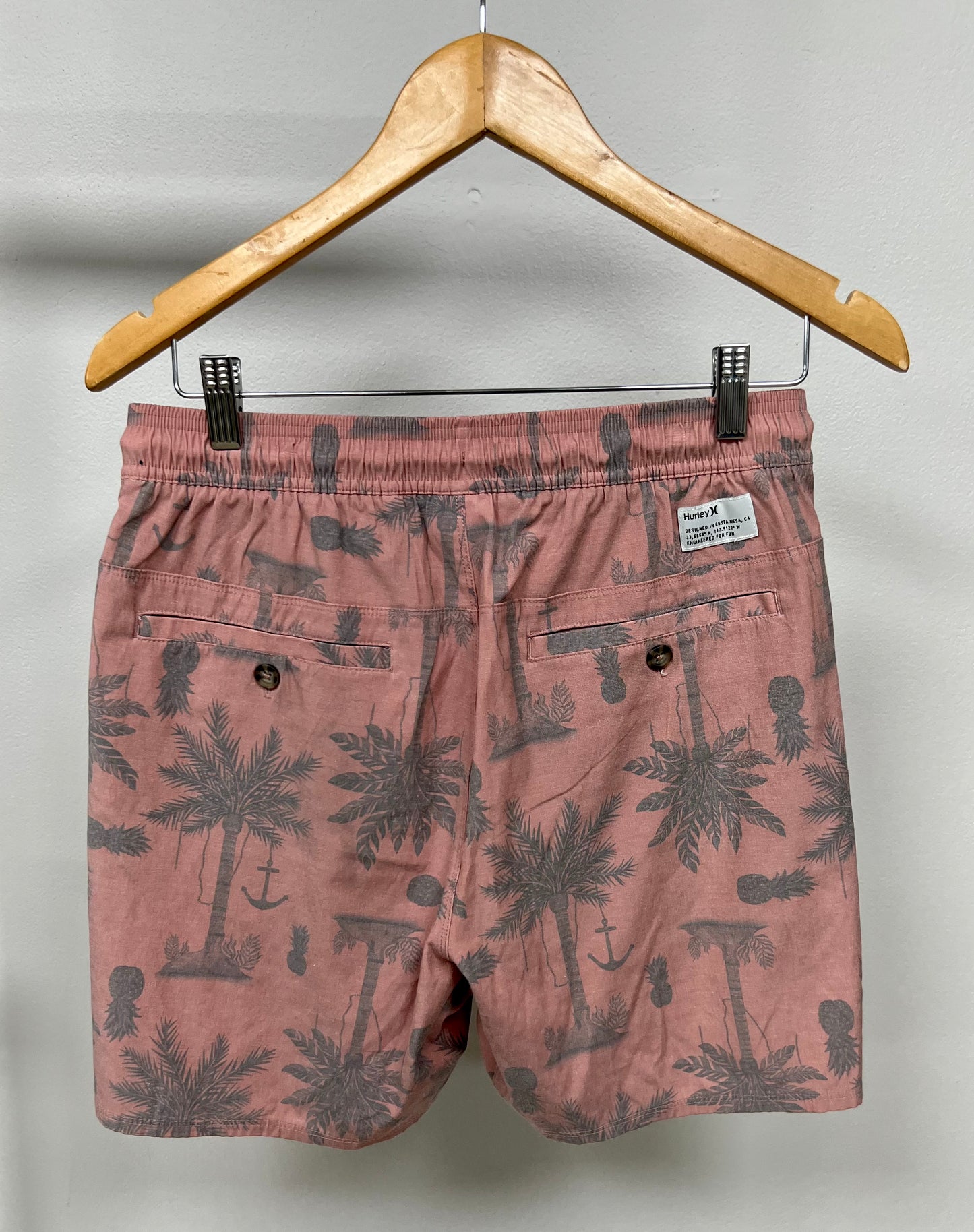 Short de baño Hurley 🏄🏽‍♂️ rosado oscuro con diseño de palmeras en color gris talla M