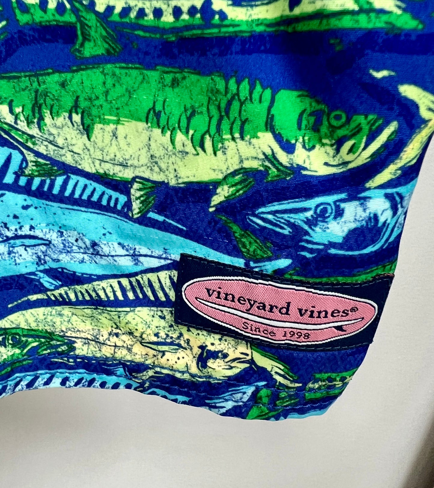 Boardshort de baño en color azul y diseño de peces en verde y aqua Vineyard Vines talla 32