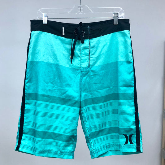 Traje de baño Hurley 🏄🏽‍♂️ con patrón de rayas en color celeste y turquesa y logo en color negro Talla M