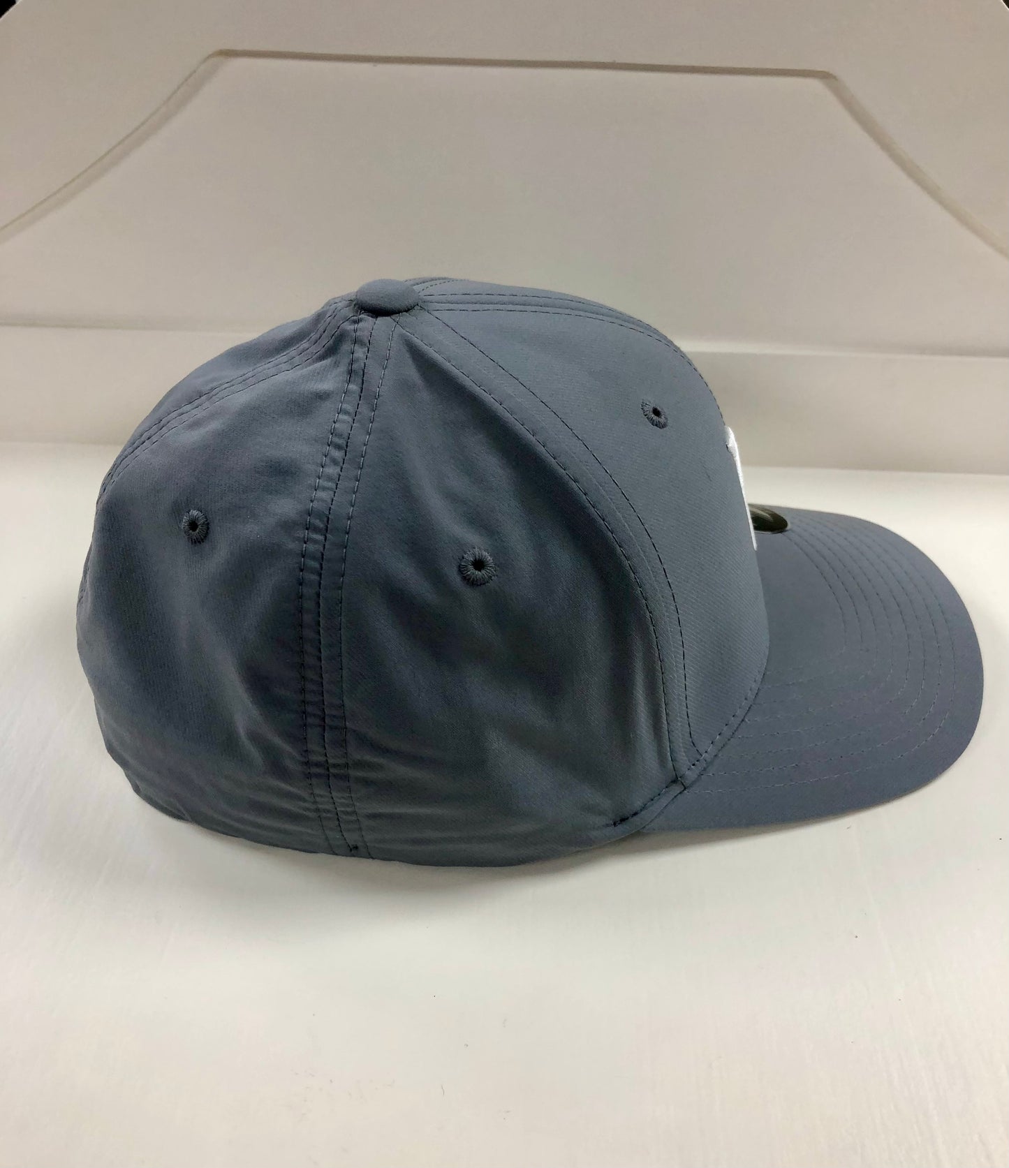 Gorra Hurley 🏄🏽‍♂️ color gris y logotipo en color blanco