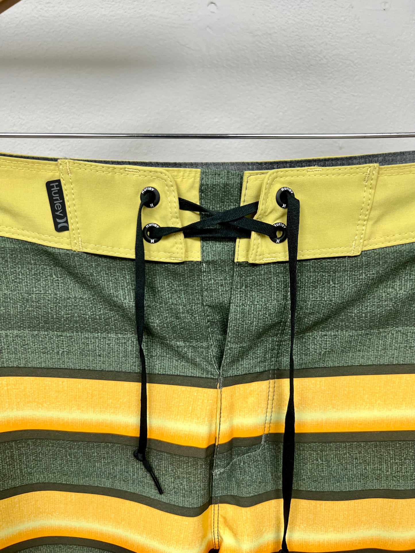 Traje de baño Hurley 🏄🏽‍♂️ con patrón de rayas en color verde y amarillo con logo en color blanco Talla Medium (32)