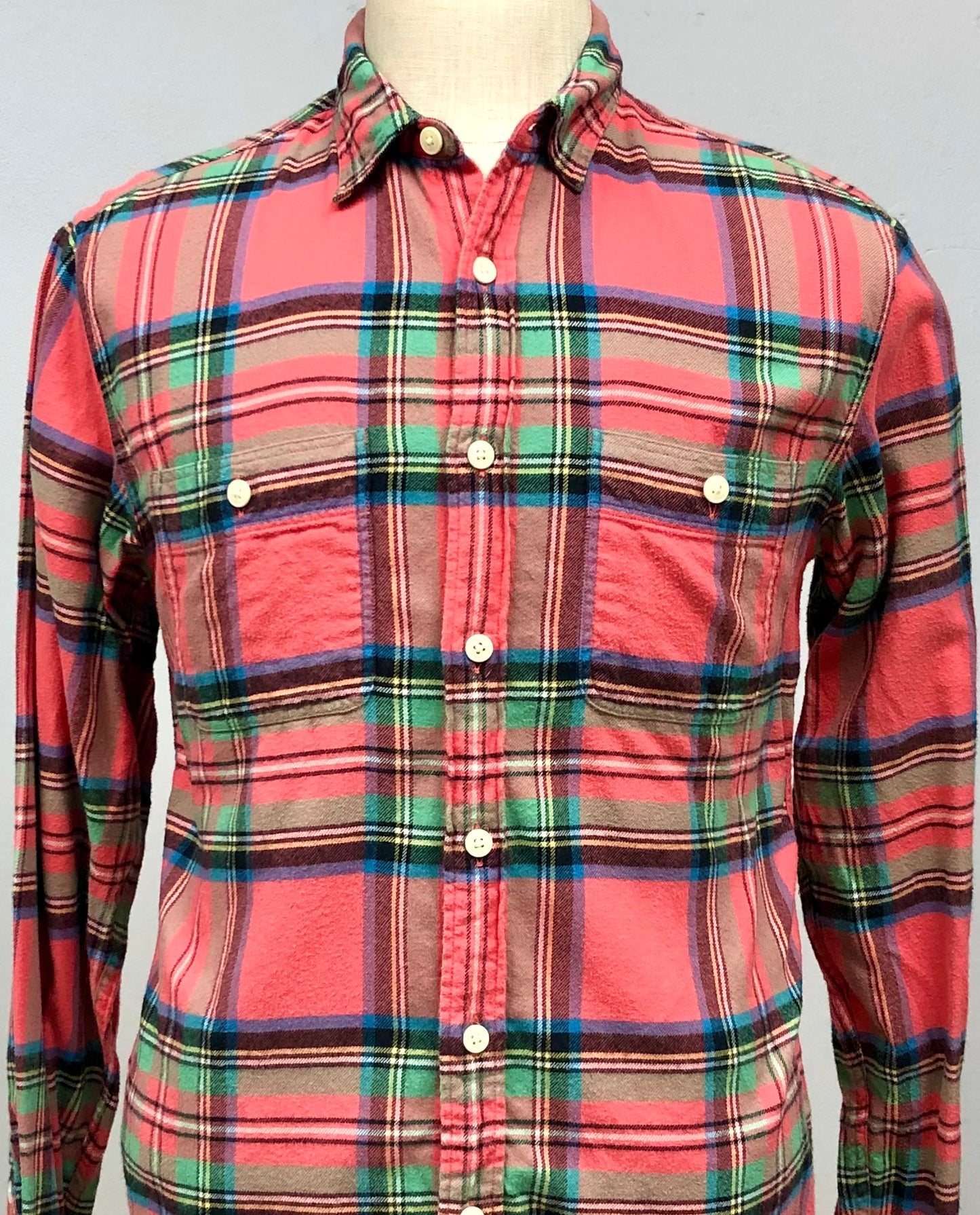 Camisa J.Crew Color rojo claro con patron de cuadros tartán azul y verde Talla M Entalle Regular