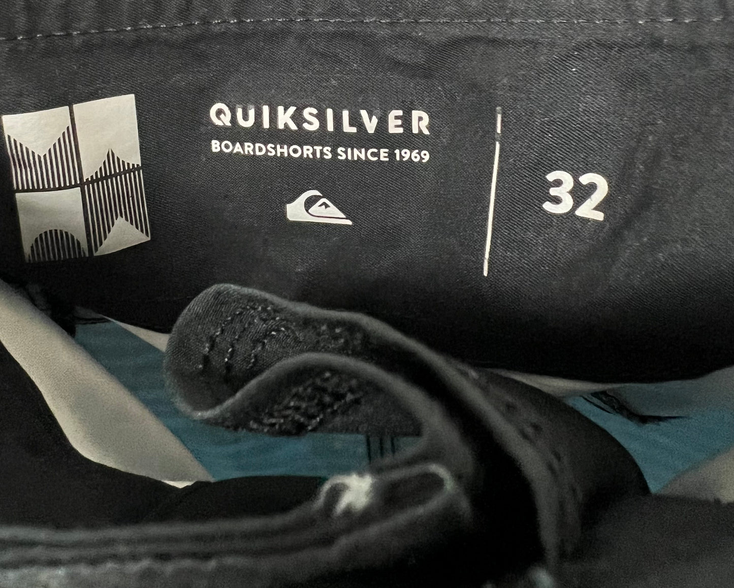 Traje de baño QuickSilver 🏄🏽‍♂️ con diseño degradado en color negro, azul y blanco con logo en color negro Talla Medium (32)