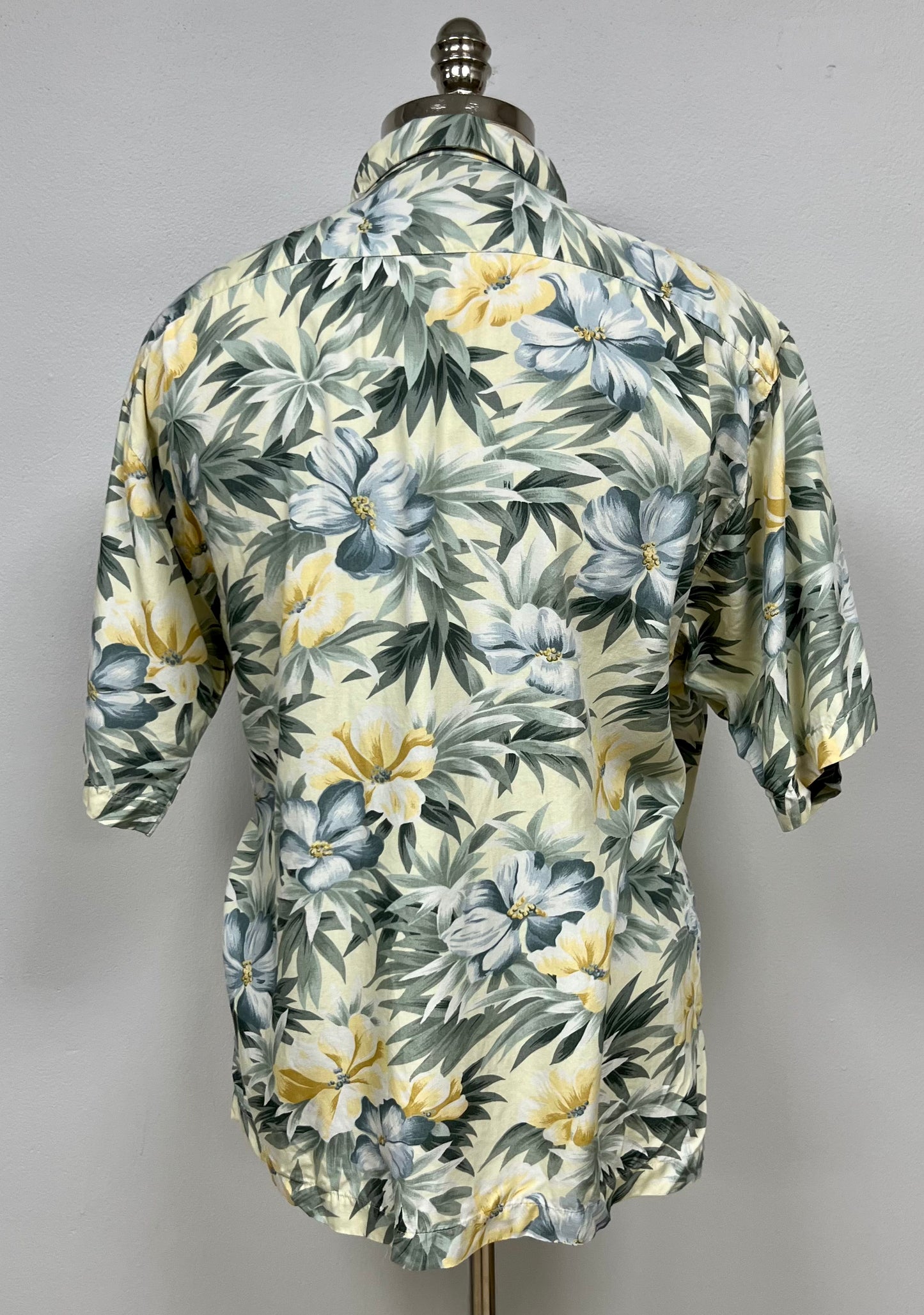 Camisa de botones Tommy Bahama 🌴 amarillo claro con diseño de hojas y flores Talla L Entalle Regular