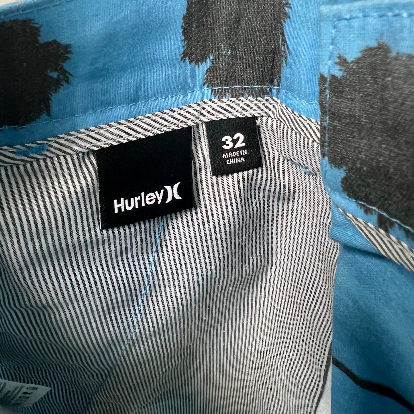 Short Casual Hurley 🏄🏽‍♂️ color Celeste con diseño con palmeras talla 32