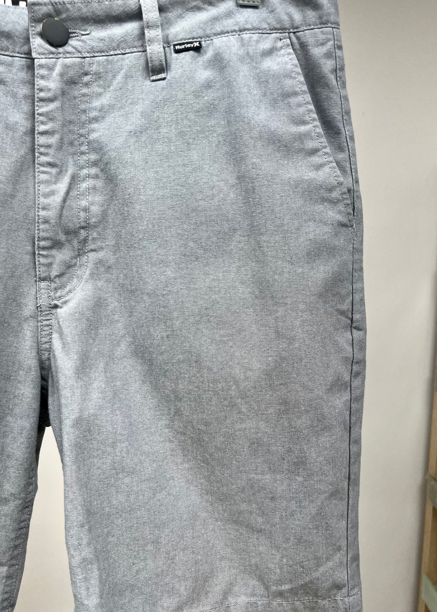 Short Casual Hurley 🏄🏽‍♂️ color Gris entalle clásico talla 32