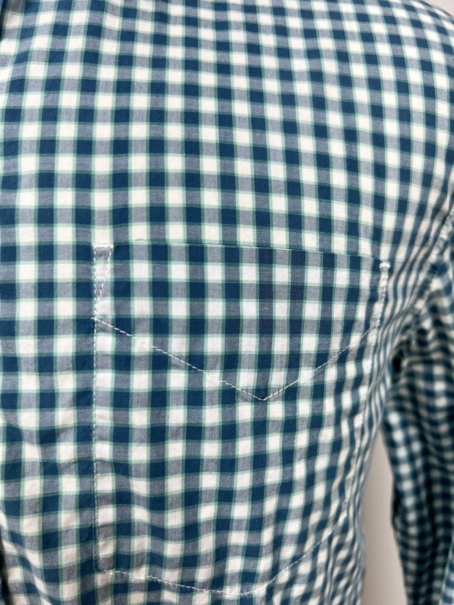 Camisa Lucky Brand 🍀 con patrón de cuadros gingham en color verde oscuro y blanco Talla M Entalle Regular